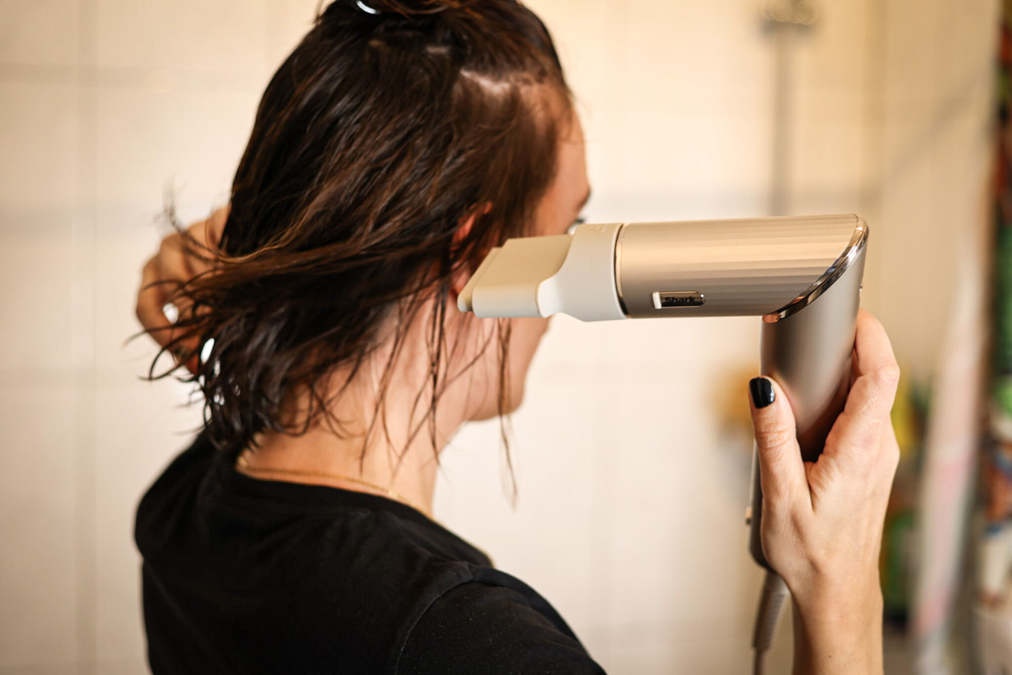 Man sieht, wie die Haare mit dem Shark FlexStyle getrocknet werden. 